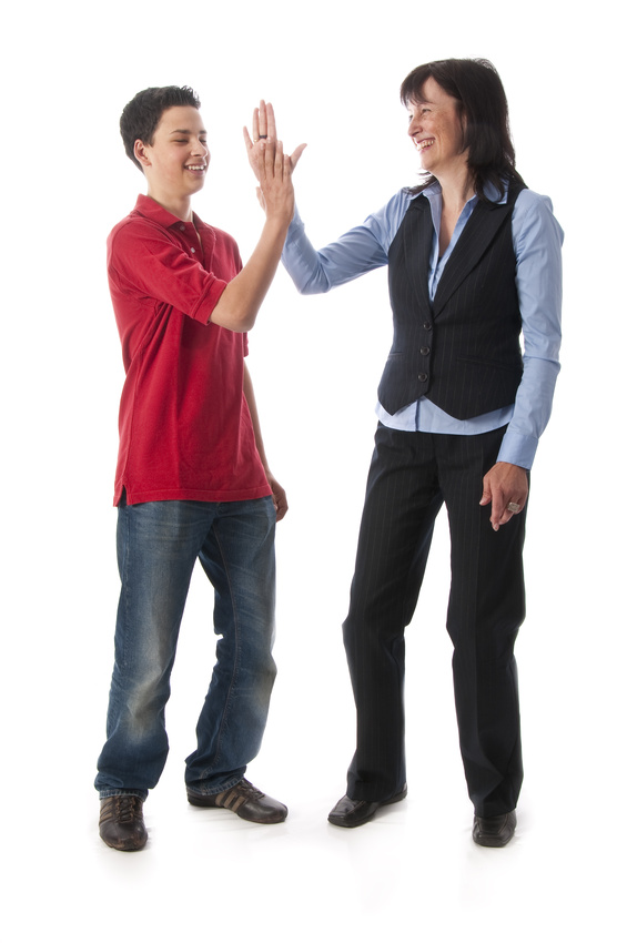 Erwachsene Frau und Teenager Junge beim abklatschen und Handeschutteln